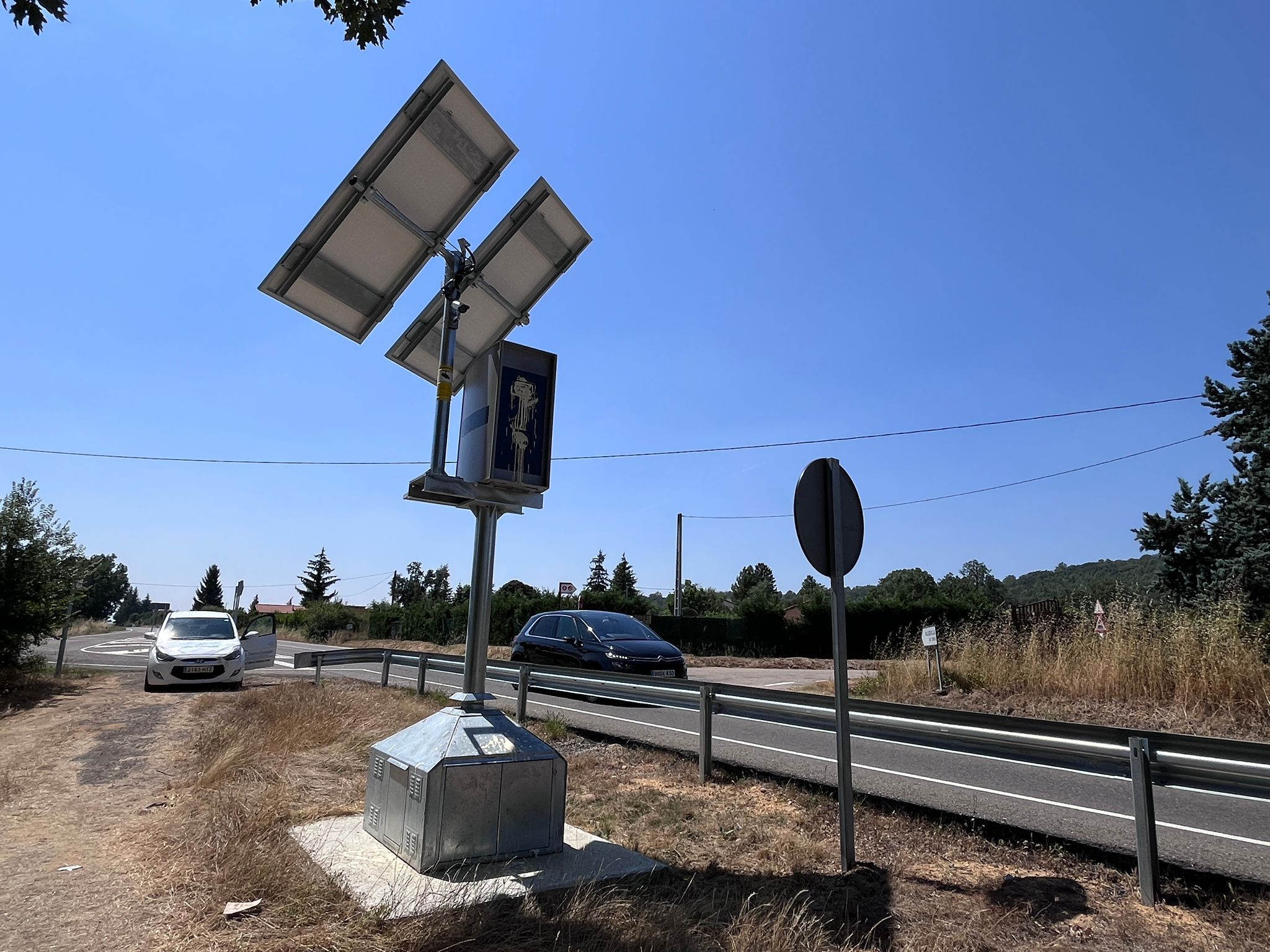 Aparece de nuevo vandalizado el radar de Garrafe de Torío. | SAÚL ARÉN