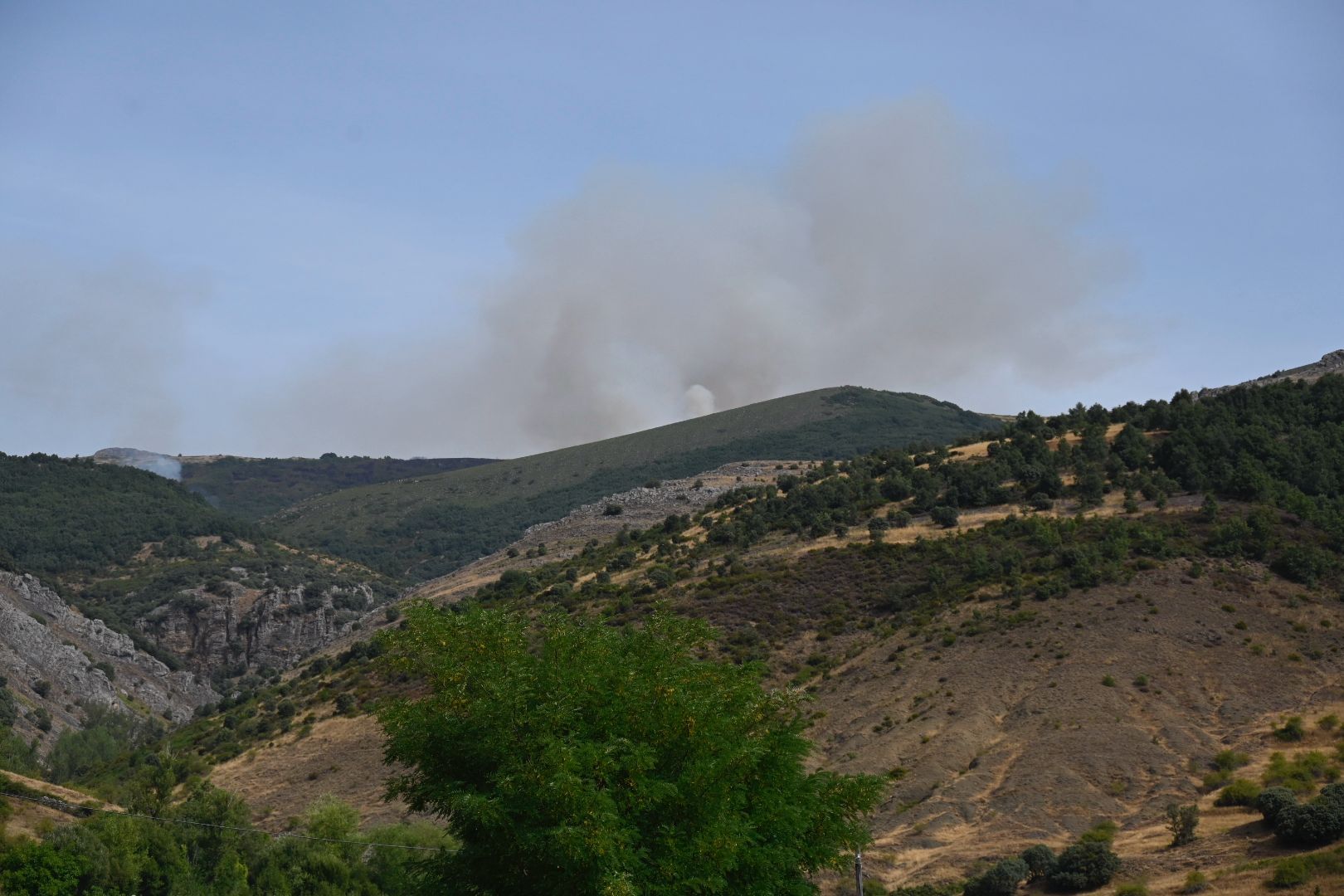 Estado del incendio de Olleros de Alba, en La Robla, el miércoles por la mañana. | SAÚL ARÉN 