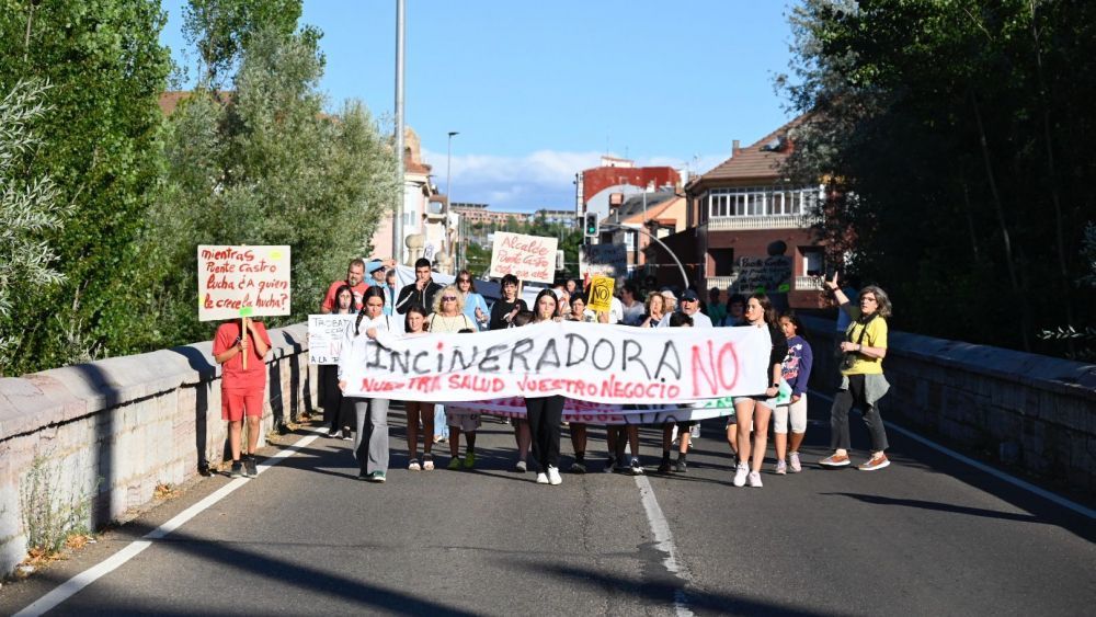 Un instante de la protesta vecinal que tuvo lugar a finales de julio en Puente Castro. | SAÚL ARÉN Un instante de la protesta vecinal que tuvo lugar a finales de julio en Puente Castro. | SAÚL ARÉN