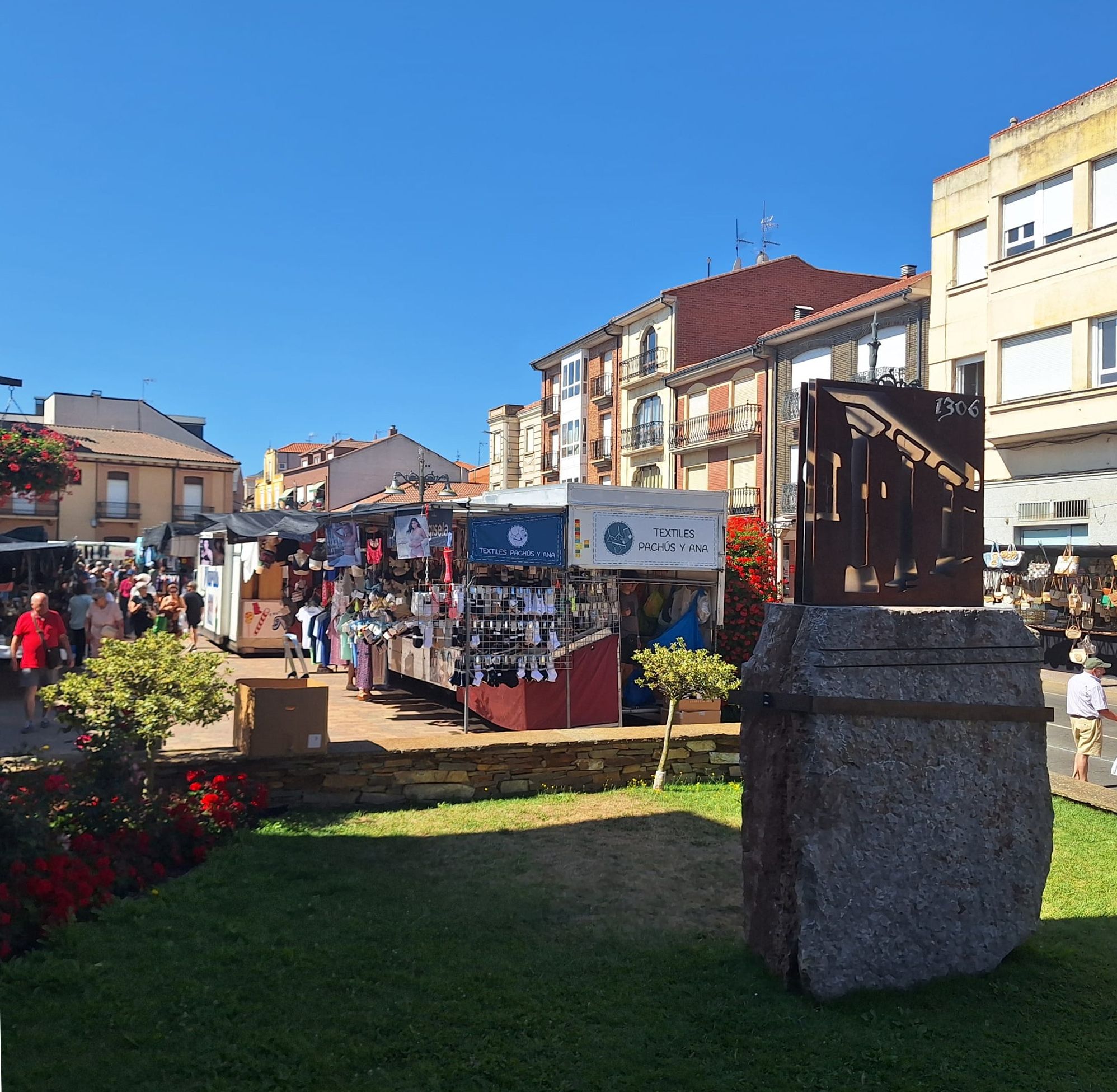 El monumento al mercado de Benavides de Órbigo. | L.N.C. El monumento al mercado de Benavides de Órbigo. | L.N.C.