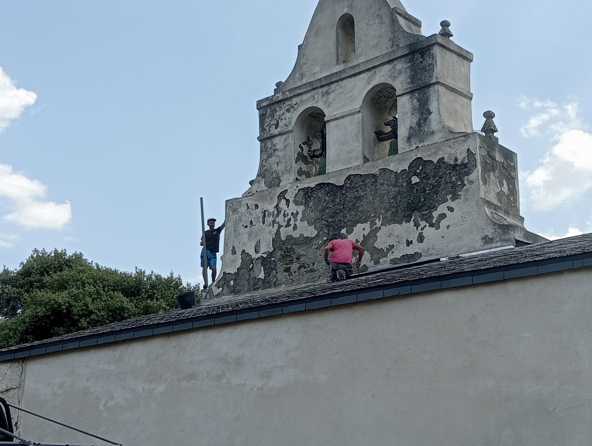 Vecinos trabajando en el arreglo de la iglesia de Yebra.