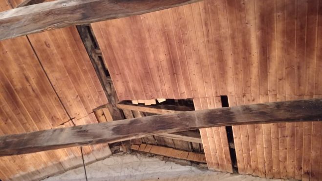 El techo de la iglesia necesitaba una reparación urgente.