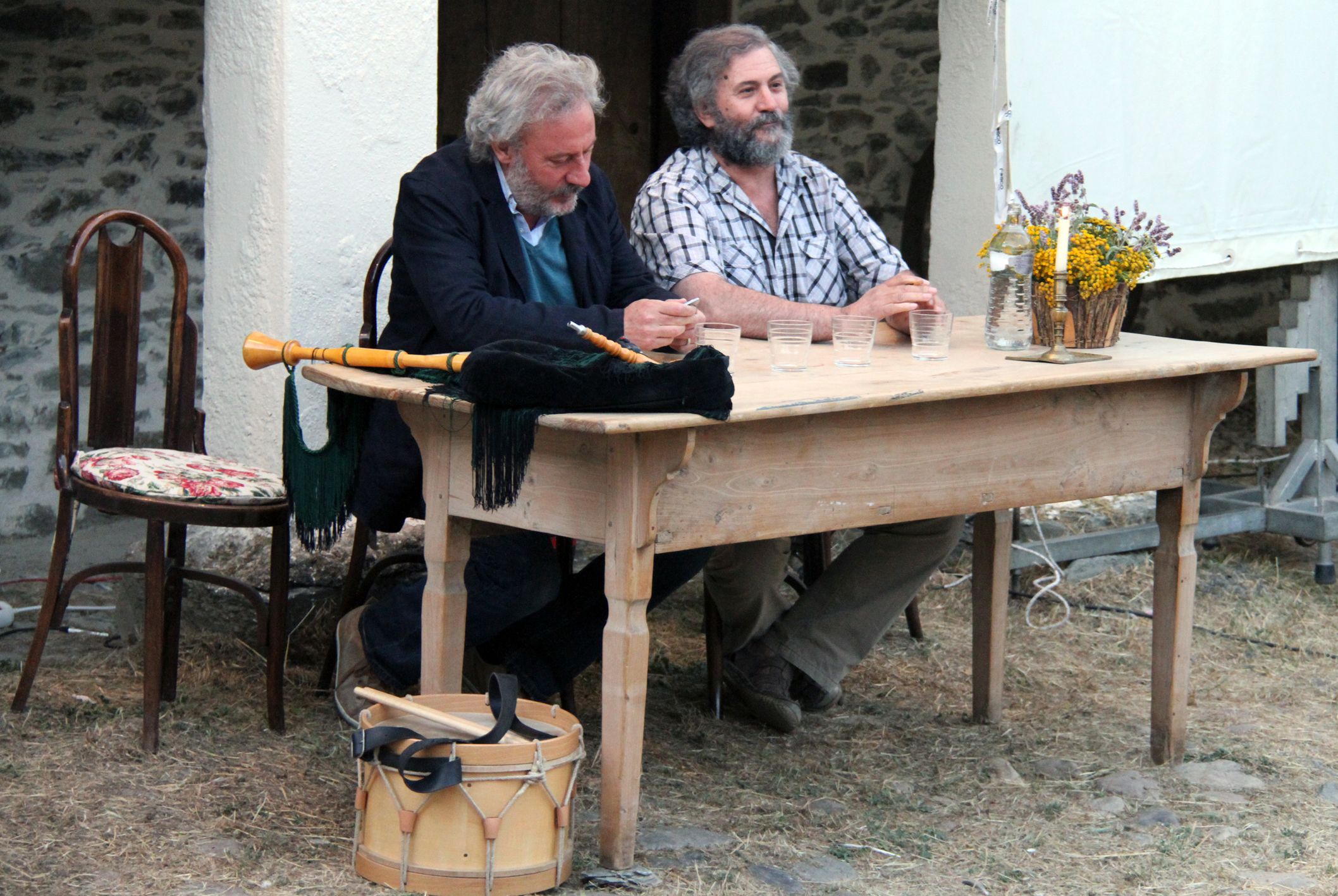 Julio Llamazares y Fulgencio Fernández en un filandón celebrado hace más de una década en Ariego de Abajo. | JUAN LUIS GARCÍA