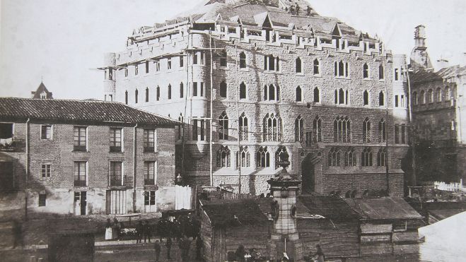 Casa de Fdez. y Andrés (Casa Botines, construida en 1892 e inaugurada el 15 de septiembre de 1893)