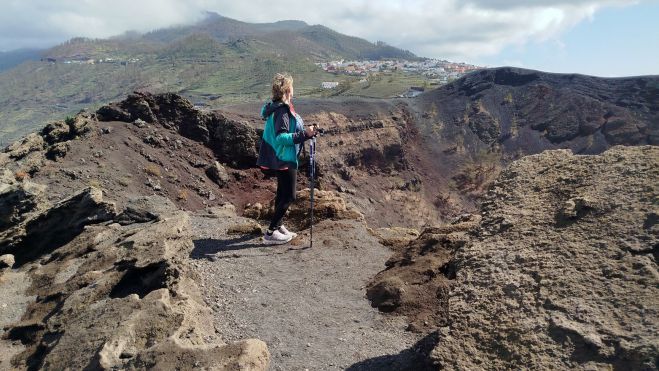 Vista del cráter y, al fondo, la localidad de Fuencaliente.VICENTE GARCÍA Vista del cráter y, al fondo, la localidad de Fuencaliente.VICENTE GARCÍA