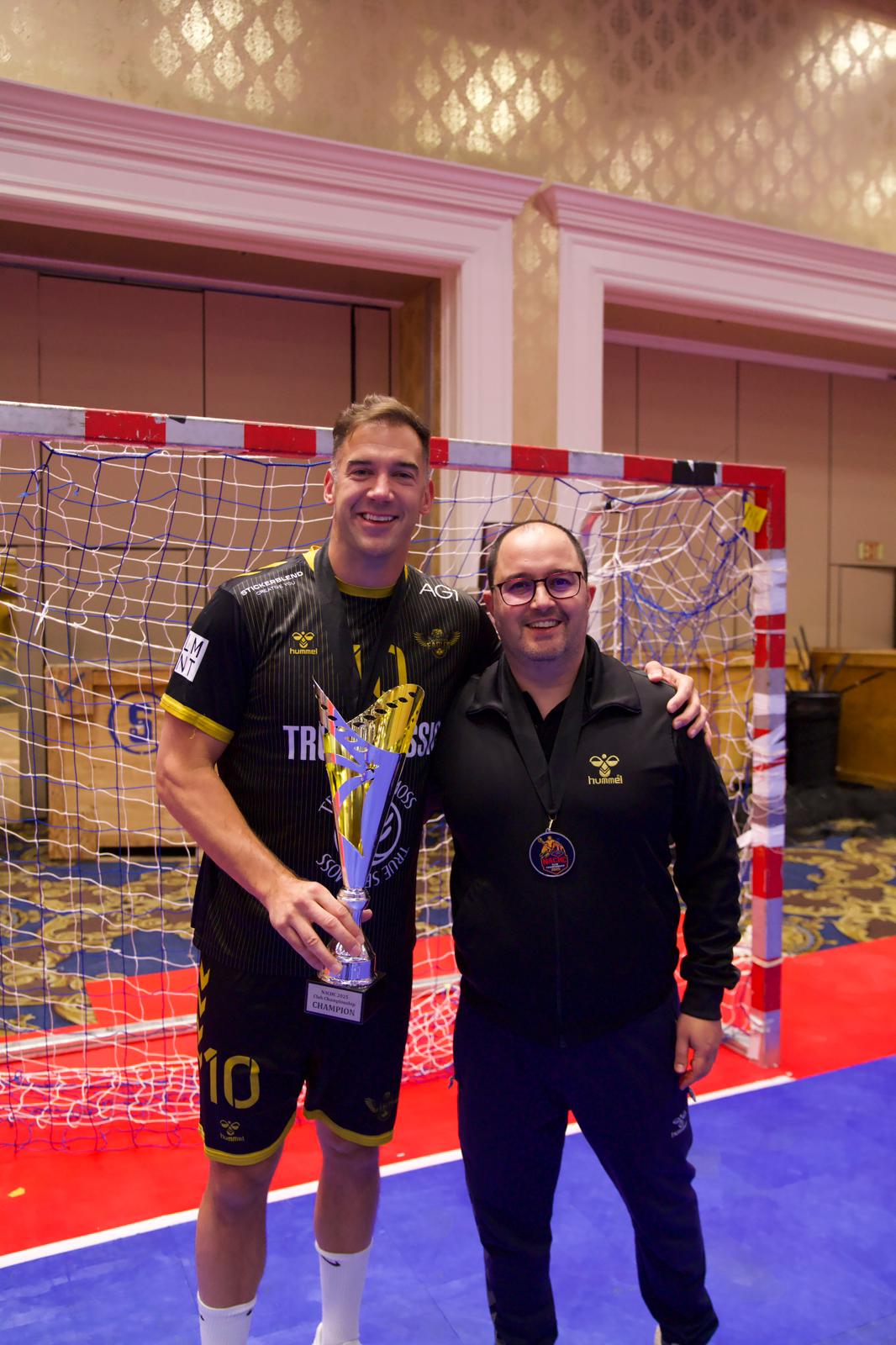 Lewis Howes y Dani Gordo tras salir campeones de Norteamérica el pasado mes de julio, ahora se reencontrarán en el Ademar de nuevo. L.N.C.