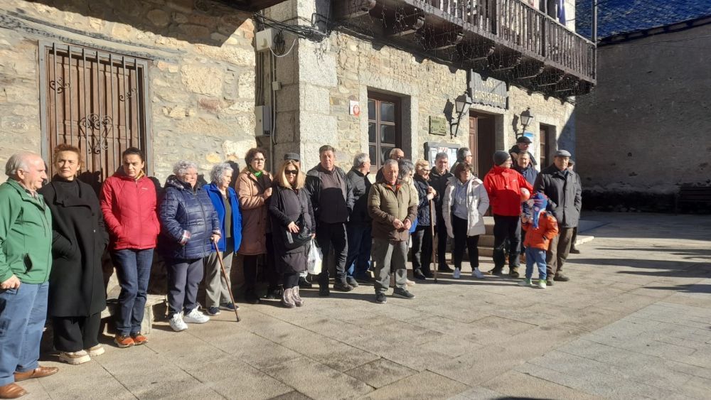 Concentración en Molinaseca en Navidad de 2024 para solicitar una solución a su consulta médica. | MAR IGLESIAS Concentración en Molinaseca en Navidad de 2024 para solicitar una solución a su consulta médica. | MAR IGLESIAS