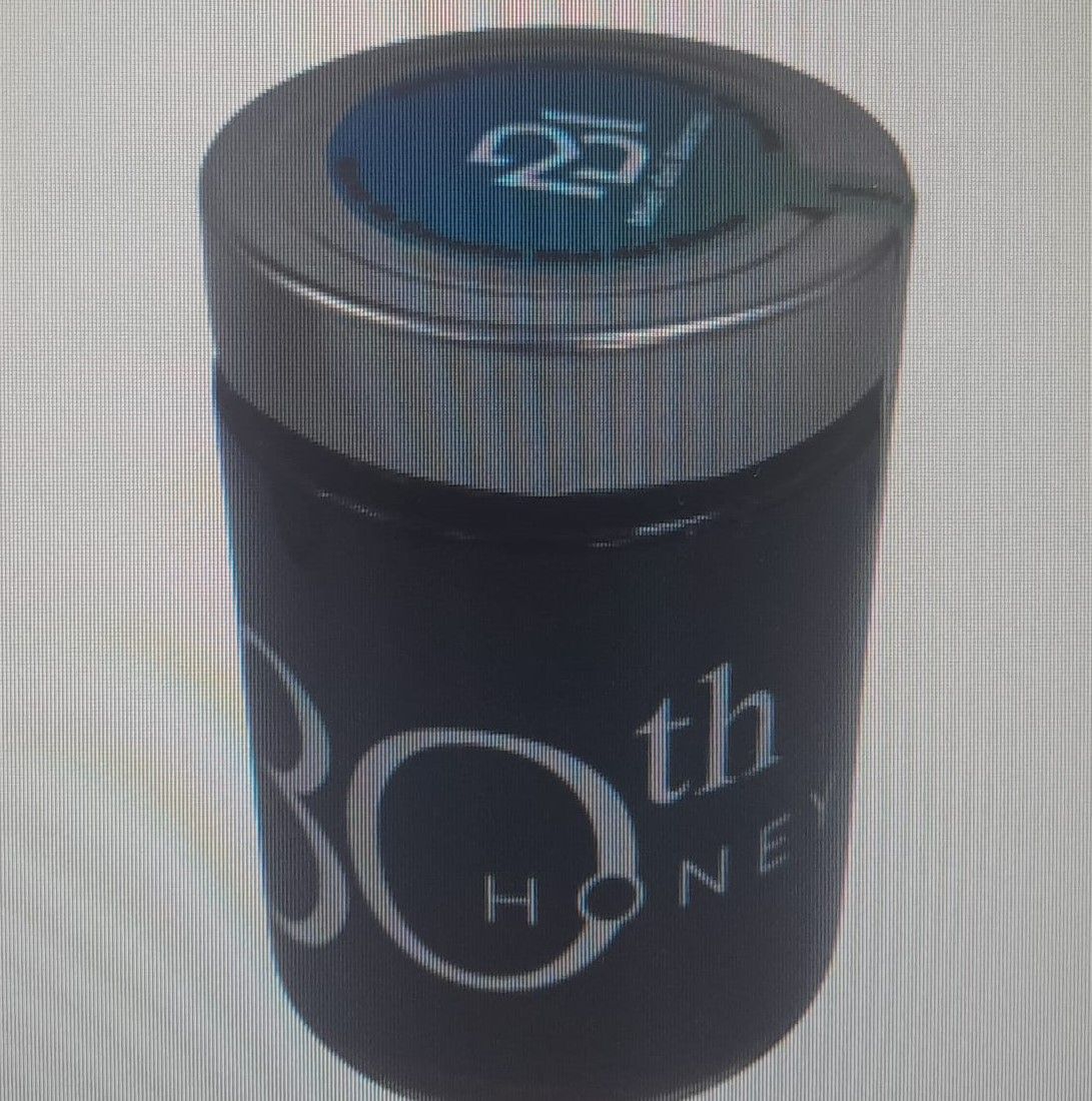 Bote tatuado con el logotipo de Miel del Bierzo.