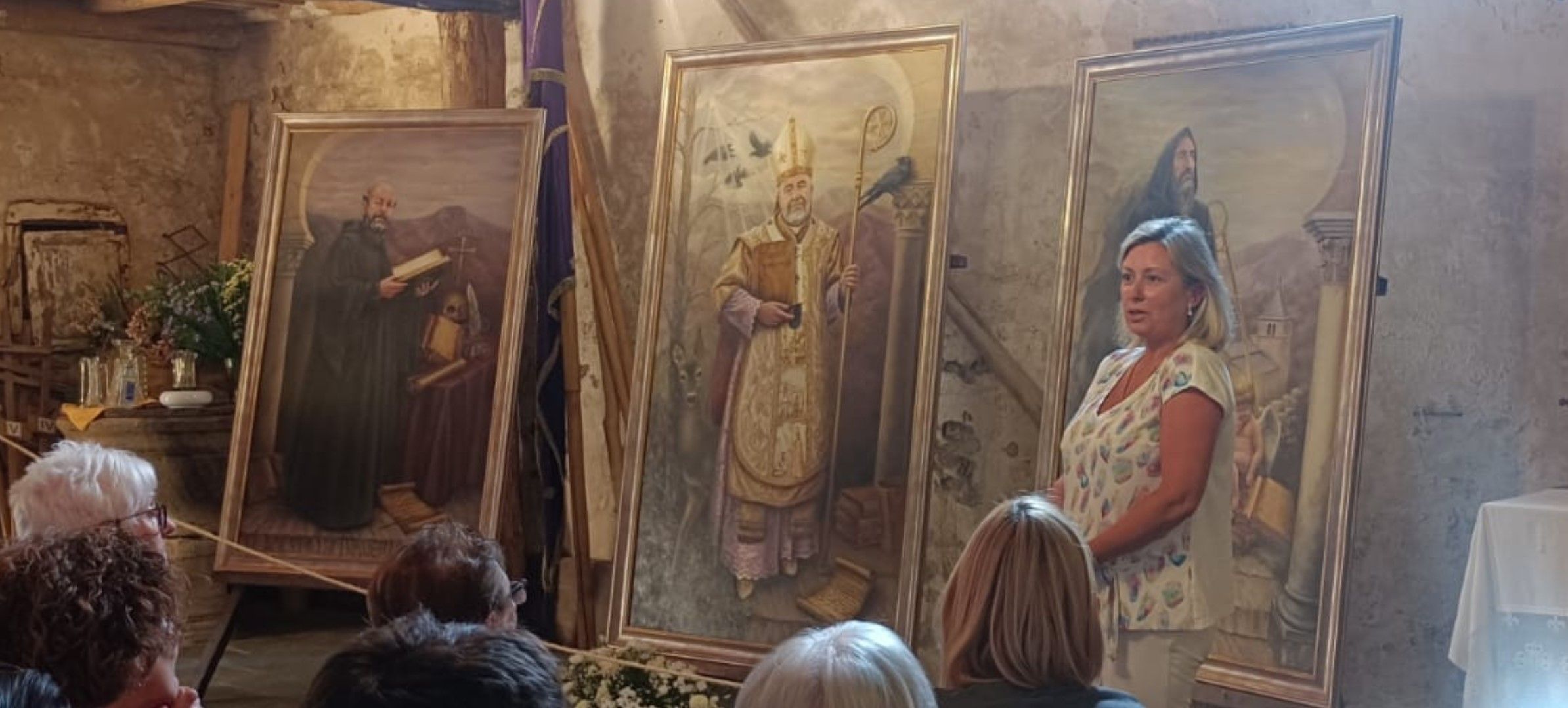 La autora de la muestra en una de las exposiciones anteriores. 