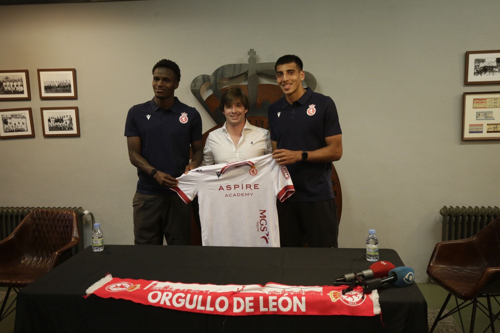 Manzanera junto a Selu Diallo y Thiago Ojedo en la presentación de los jugadores con la Cultural Leonesa. FERNANDO OTERO