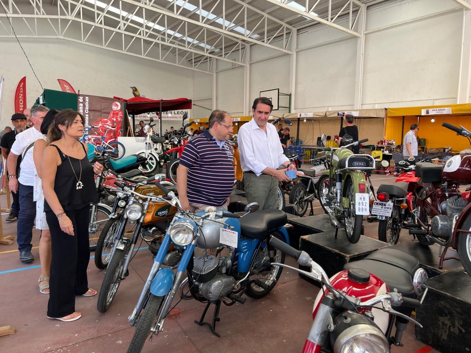 El alcalde de La Bañeza, Javier Carrera, junto al consejero Juan Carlos Suárez-Quiñones durante la inauguración de la XIX Feria del Motor | L.N.C