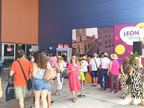 León comenzó su promoción por tierras asturianas este viernes. | L.N.C.