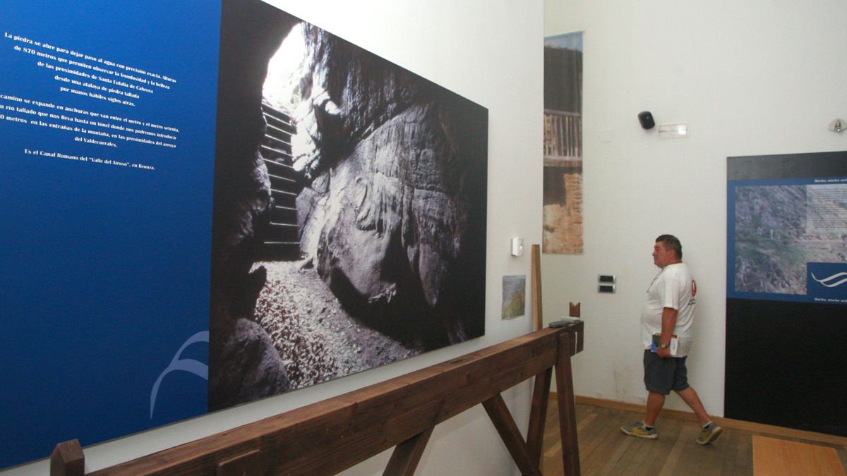 Exposición sobre la realización de los canales romanos de Las Médulas, en el aula de interpretación de Puente de Domingo Flórez, imagen de archivo. | CÉSAR SÁNCHEZ (ICAL)