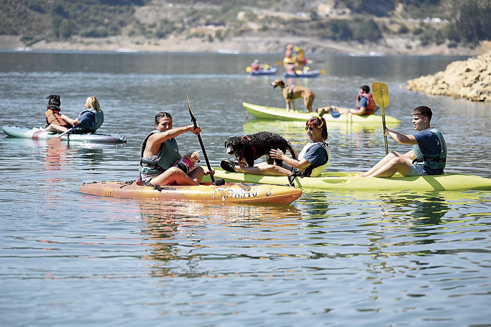 Humanos y perros comparten 'can-oas' en las aguas de Riaño, en una actividad en la que tanto unos como otros se lo pasan en grande. | REPORTAJE GRÁFICO: SAÚL ARÉN