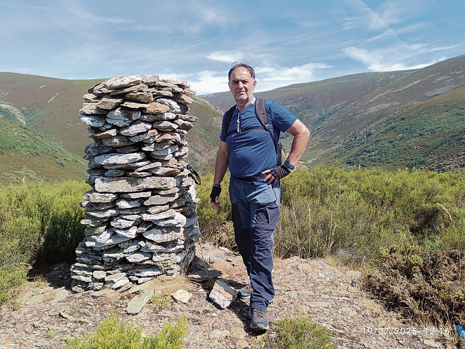 Jorge Arias, estudioso de la historia de Cabrera, en sus recorridos por los montes que inspiran su labor artesanal Jorge Arias, estudioso de la historia de Cabrera, en sus recorridos por los montes que inspiran su labor artesanal