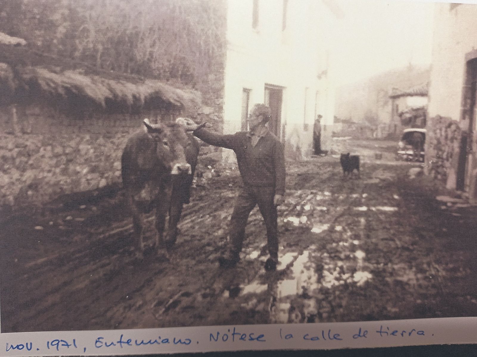 Femiano Díez «al salir del entierro» se casó con Alberta y se dedicaron a la ganadería. En la fotografía se ven las calles de tierra y barro | Archivo Juan Díez