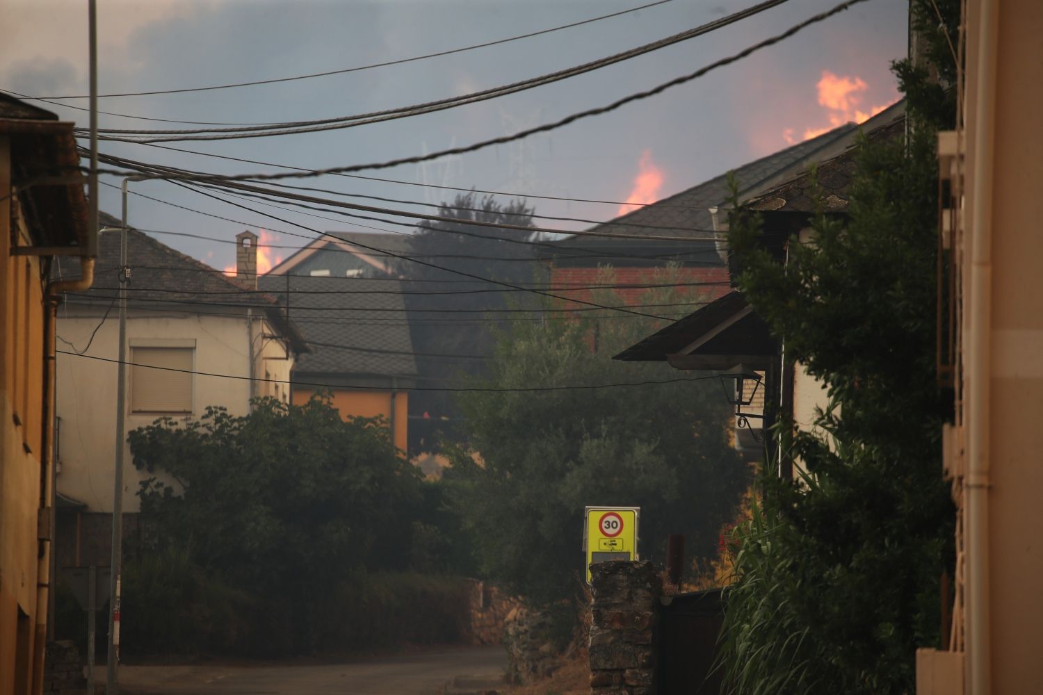 Incendios entre las comarcas del Bierzo y La Cabrera | César Hornija (Ical) Incendios entre las comarcas del Bierzo y La Cabrera | César Hornija (Ical)