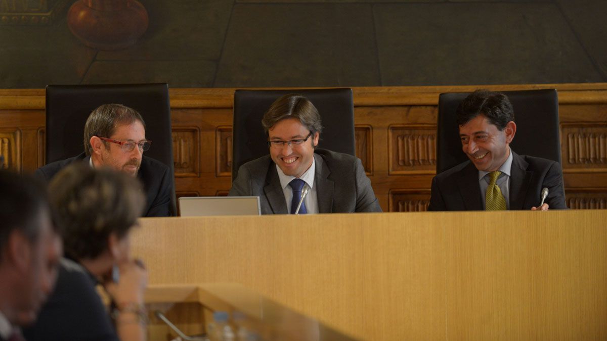 El presidente de la Diputación, Emilio Orejas (centro).