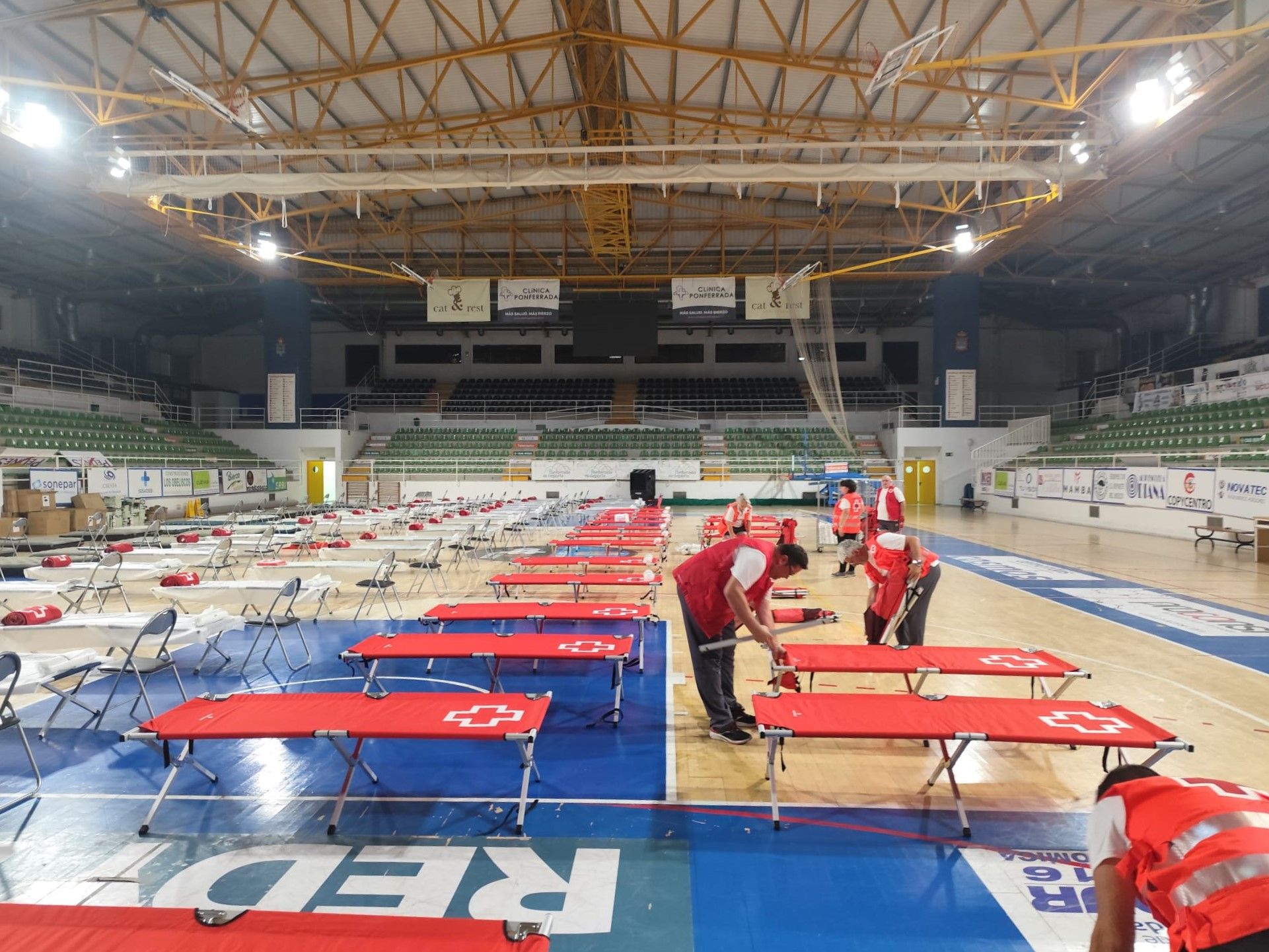 Camas de Cruz Roja en el Pabellón Lydia Valentín.