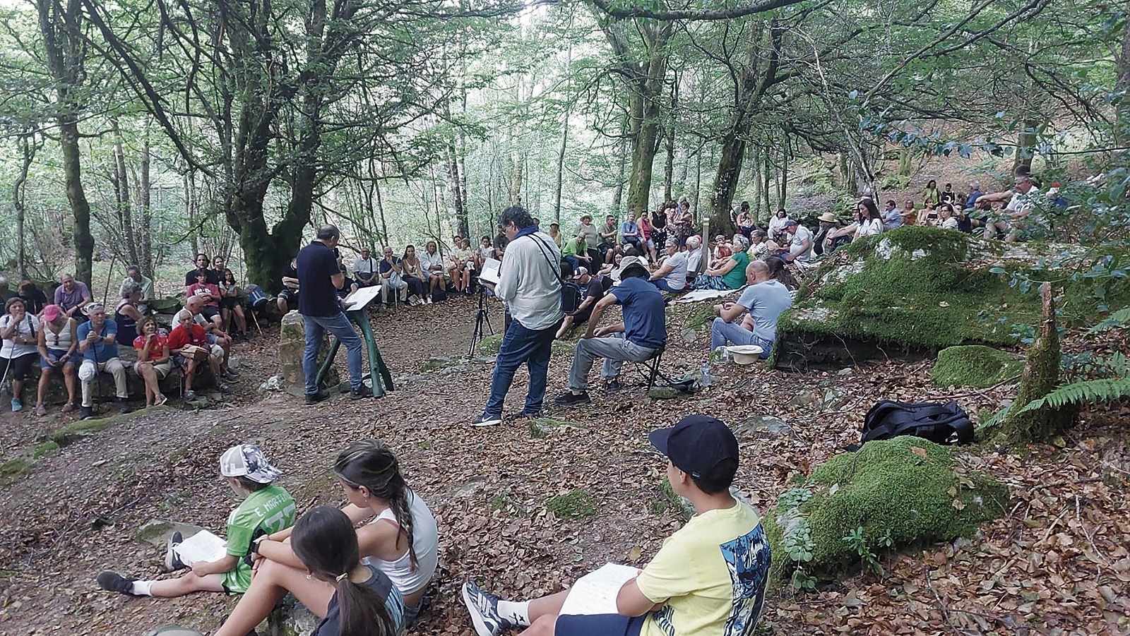 Decenas de personas se reunieron en el Hayedo de Busmayor.
