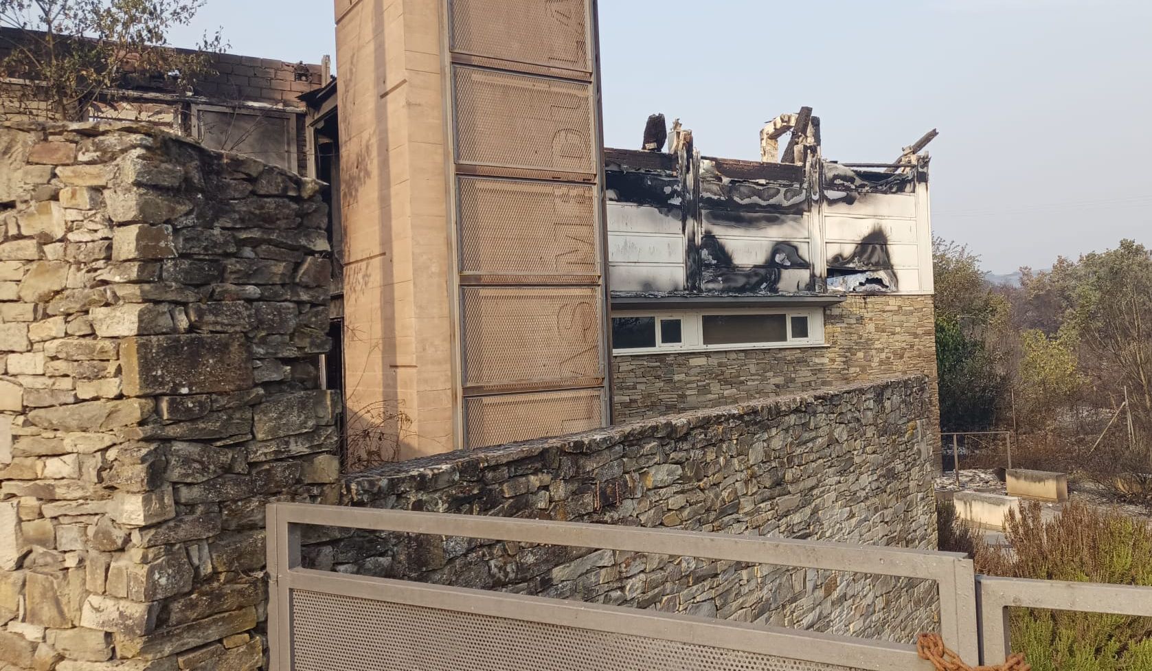 El fuego arrasa viviendas en el pueblo de Las Médulas. | ICAL