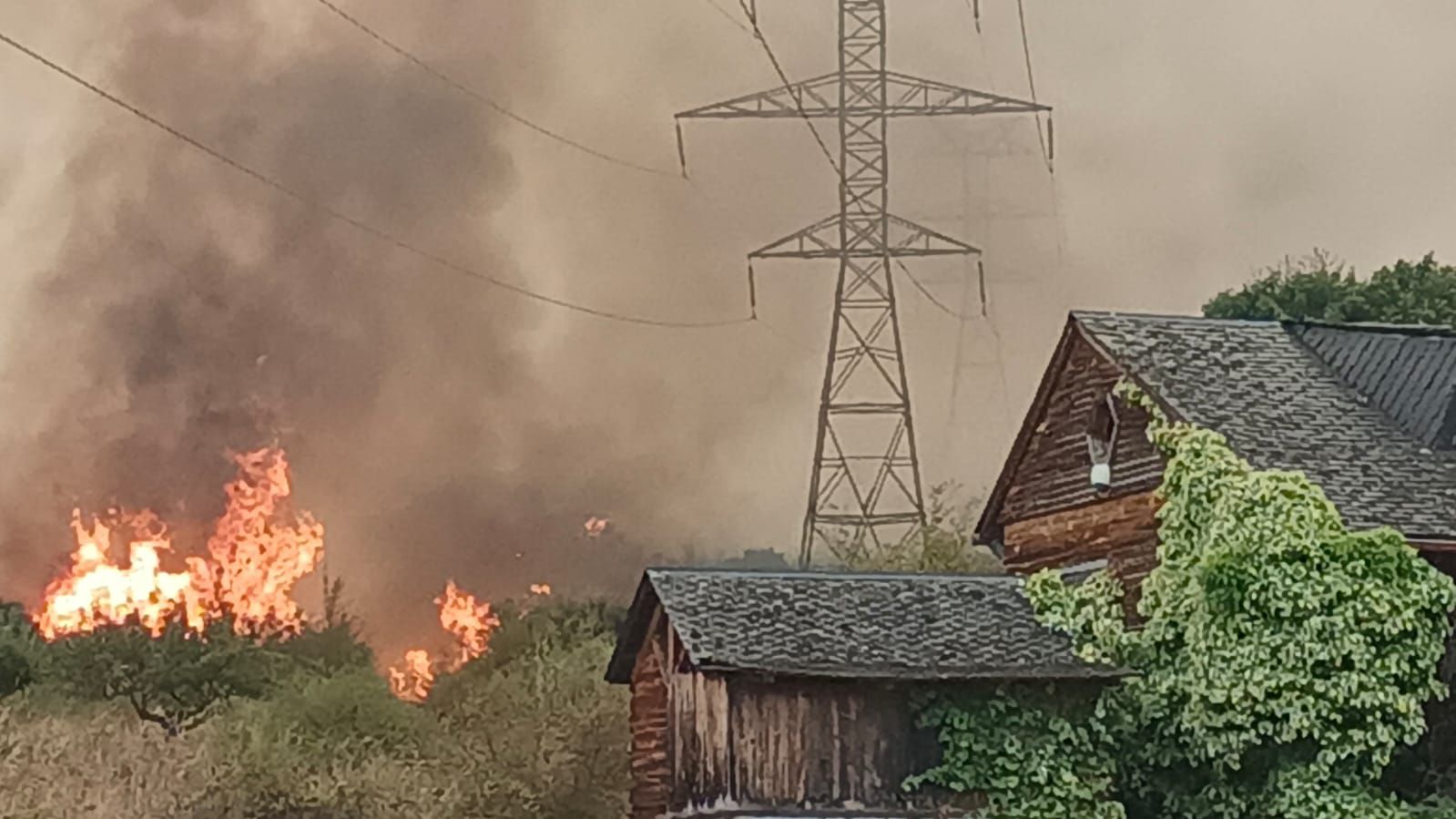 El fuego arrasa viviendas en el pueblo de Las Médulas. | ICAL