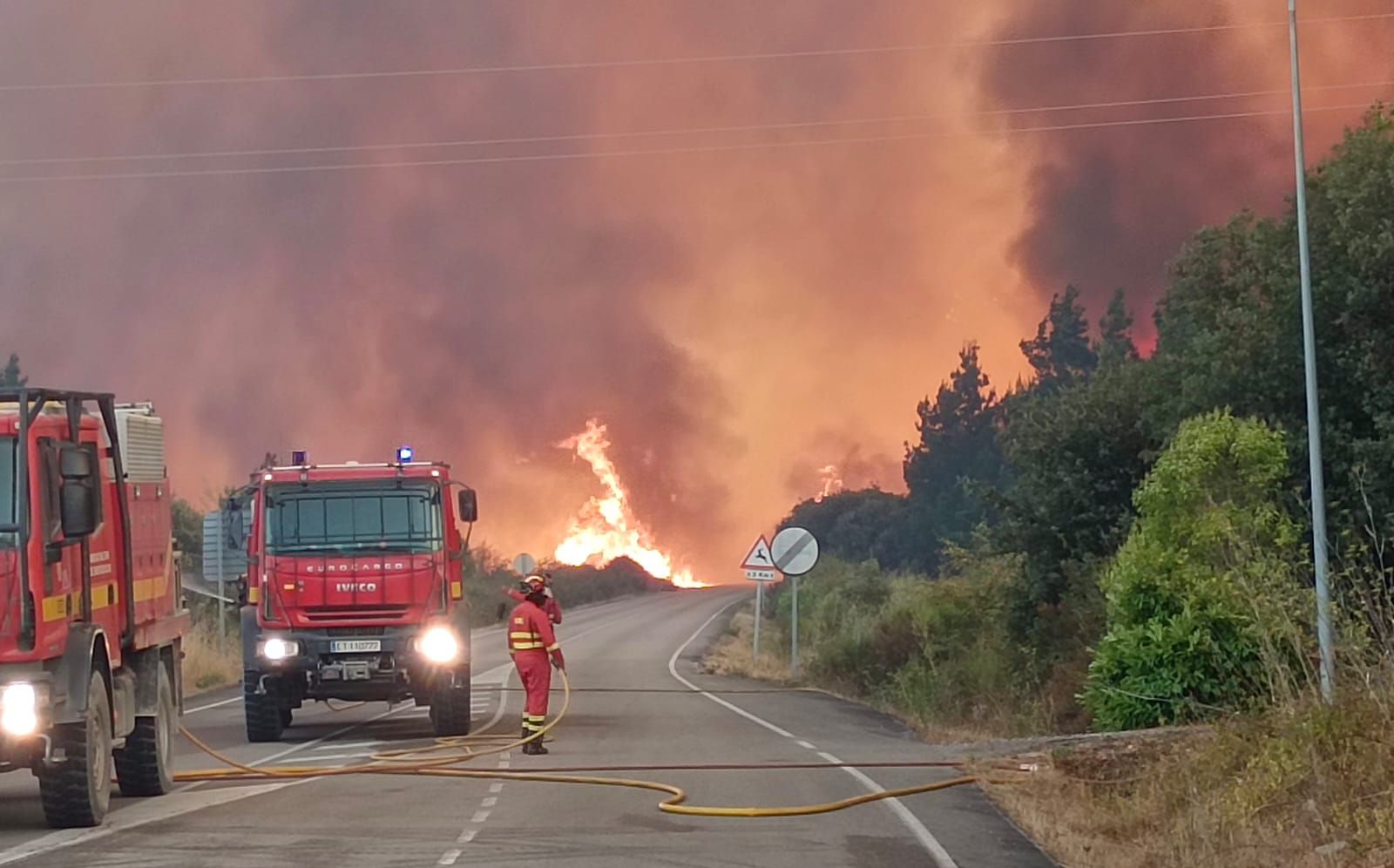 El fuego arrasa viviendas en el pueblo de Las Médulas. | ICAL