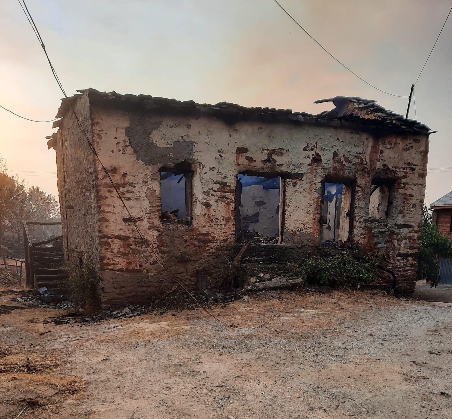 El fuego arrasa viviendas en el pueblo de Las Médulas. | ICAL