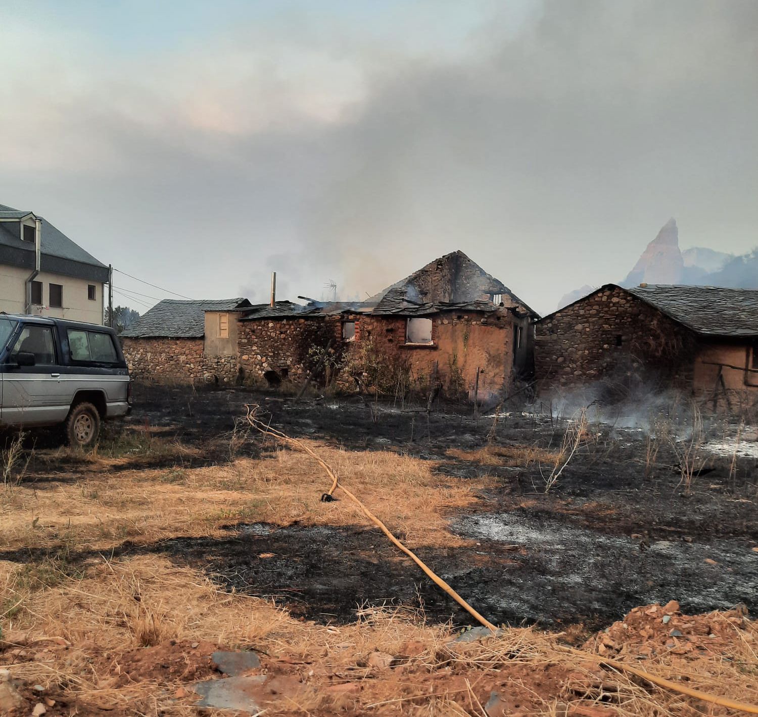 El fuego arrasa viviendas en el pueblo de Las Médulas. | ICAL