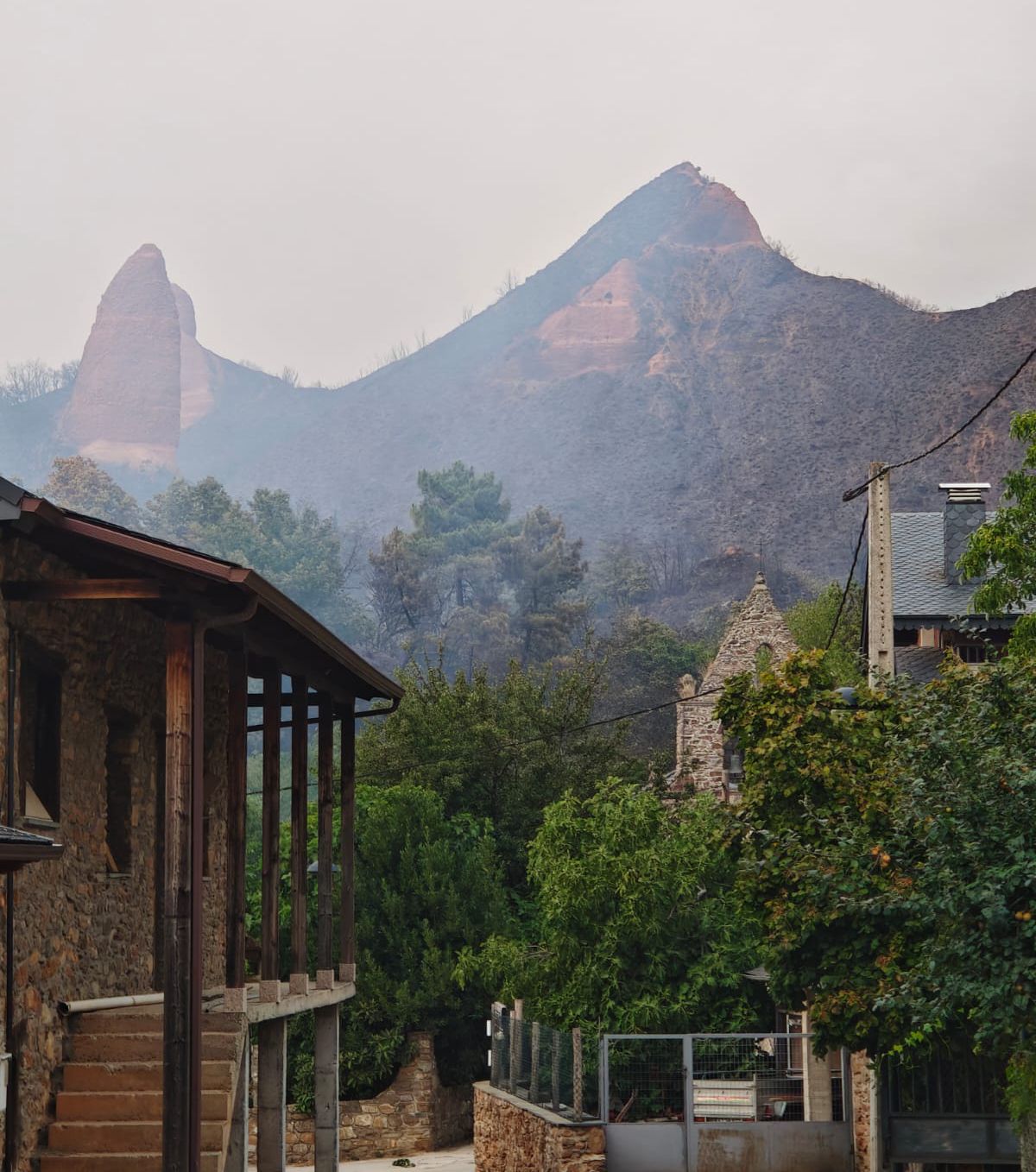 El fuego arrasa viviendas en el pueblo de Las Médulas. | ICAL