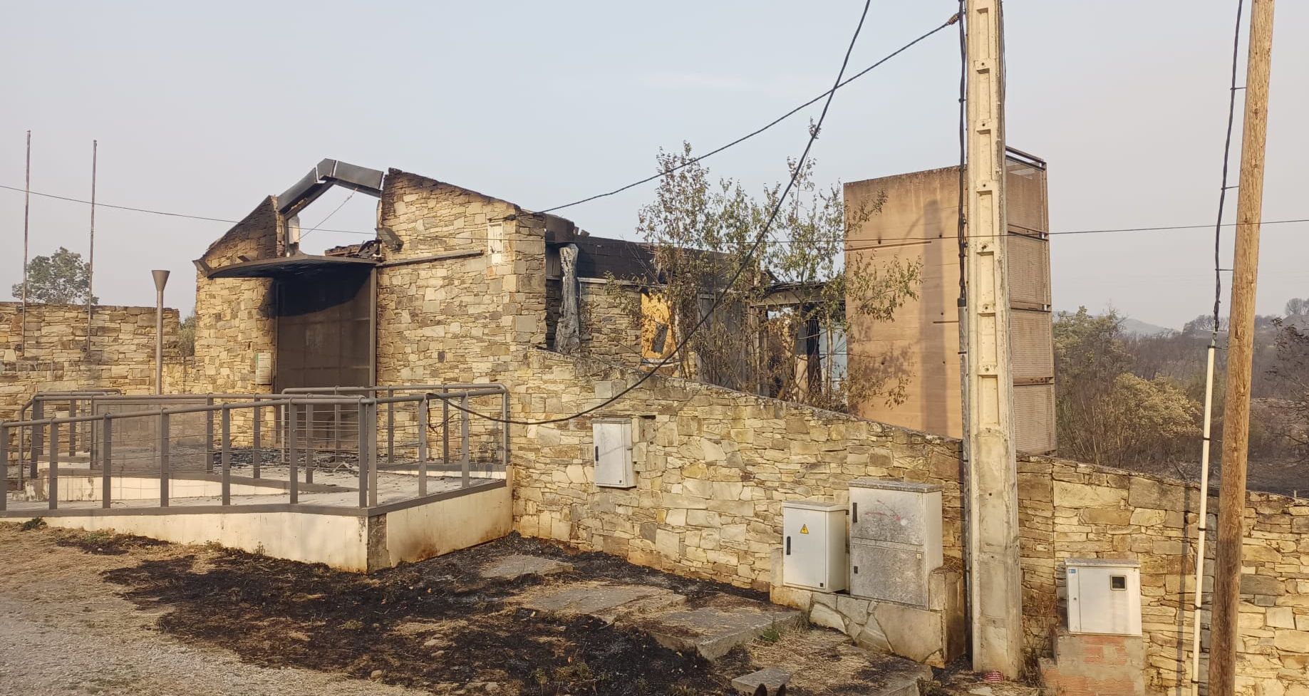 El fuego arrasa viviendas en el pueblo de Las Médulas. | ICAL