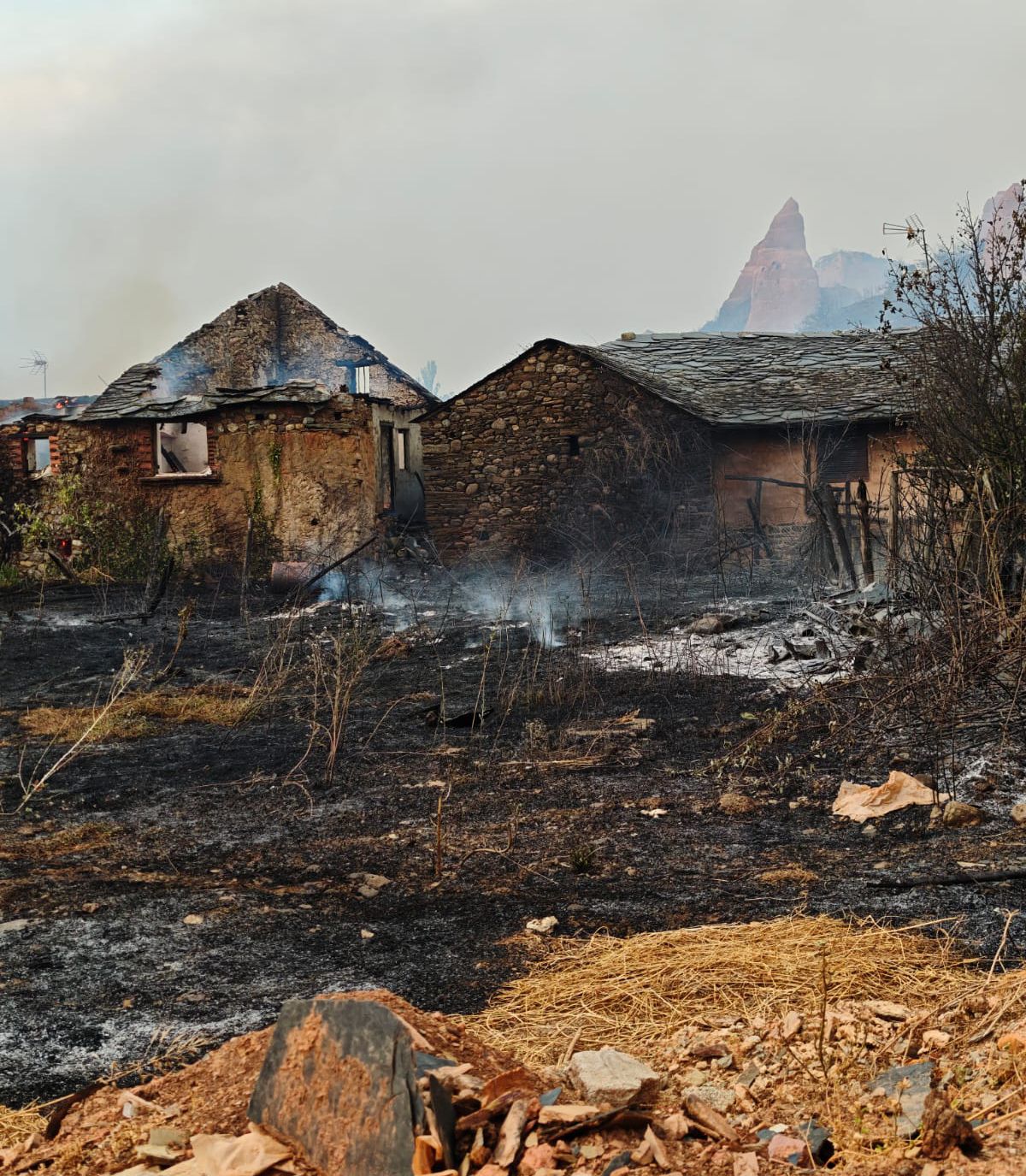 El fuego arrasa viviendas en el pueblo de Las Médulas. | ICAL