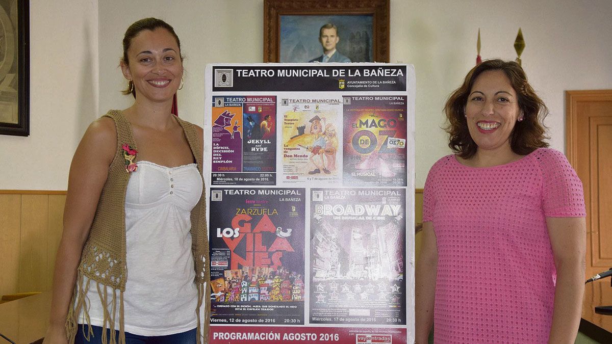 Carmen Martínez y Carmen González presentaron la cartelera para agosto. | ABAJO