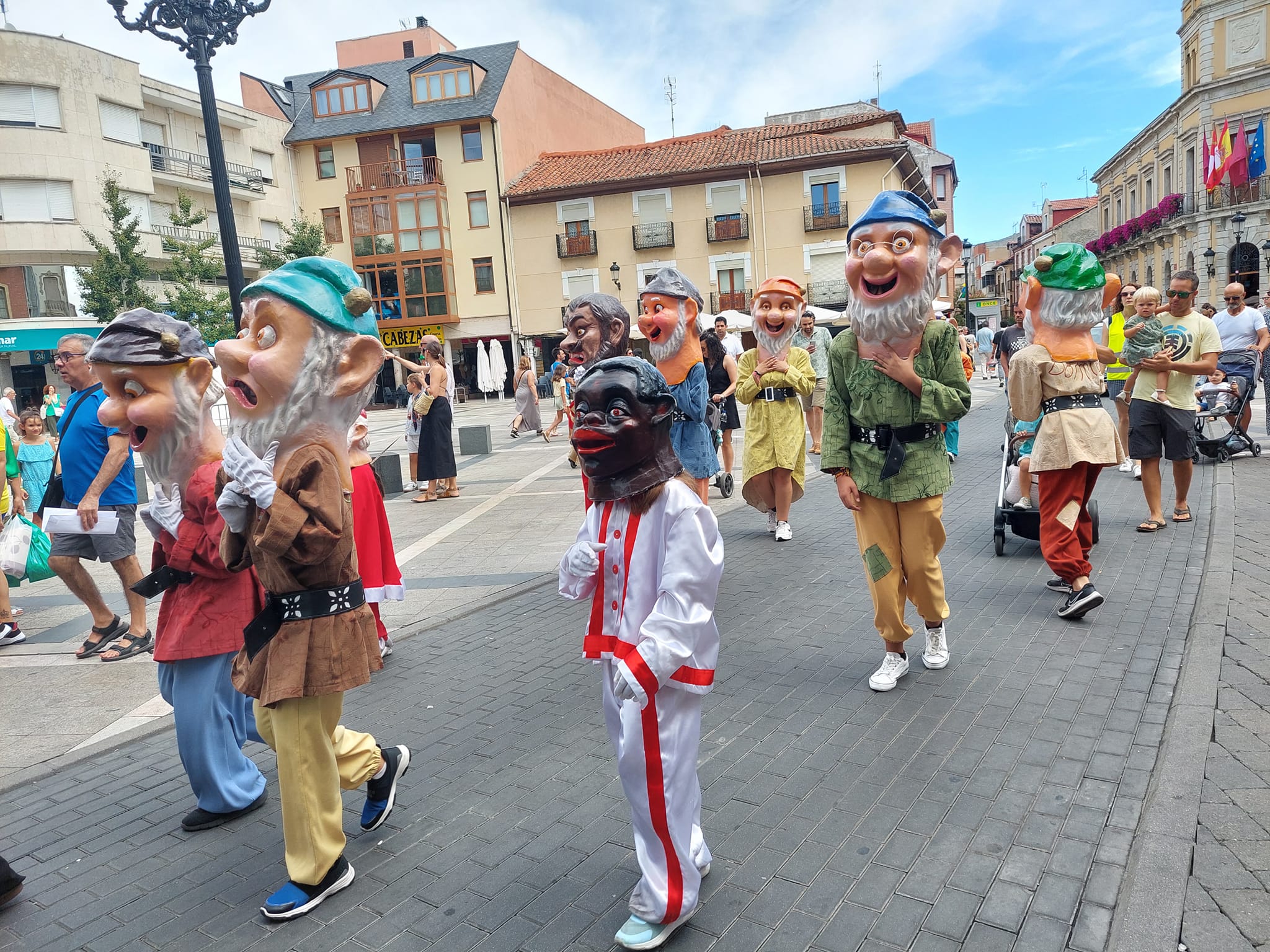 No faltará el recorrido de los gigantes y cabezudos estos días de fiesta. | AYTO. LA BAÑEZA