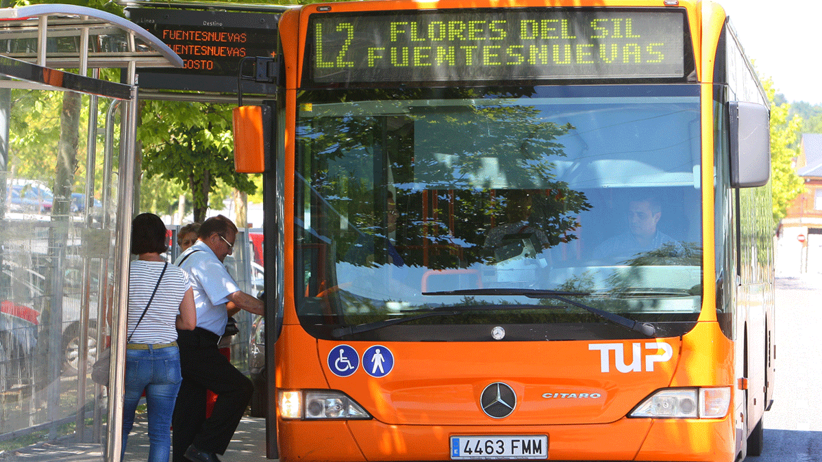 Varias personas suben a un autobús en Ponferrada, en una imagen de archivo. | César Sánchez (Ical)