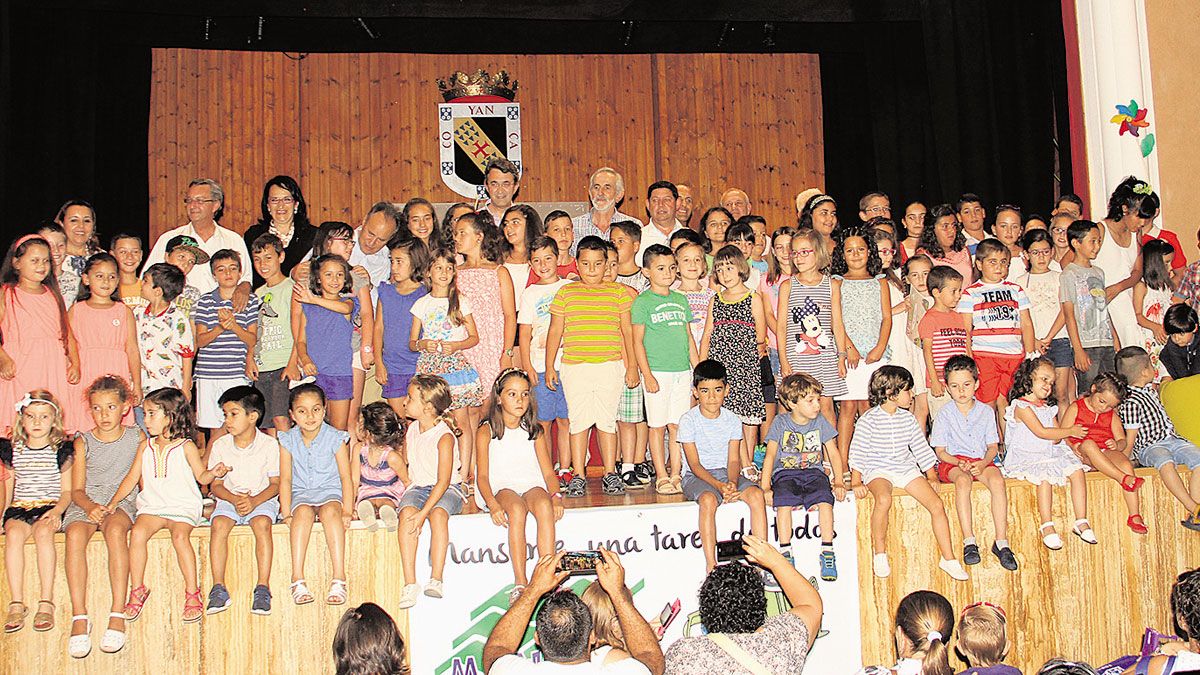 Foto de grupo de los premiados y participantes en esta edición del Concurso de Dibujos y Cuentos de Mansurle. | T.G.