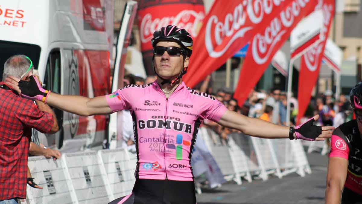 El ciclista del Gomur, Antonio Angulo, celebra su victoria en la meta de Astorga. | C.F.