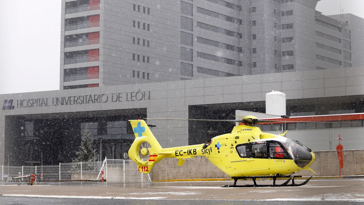 Helicóptero del 112 en el Hospital de León, imagen de archivo. | ICAL