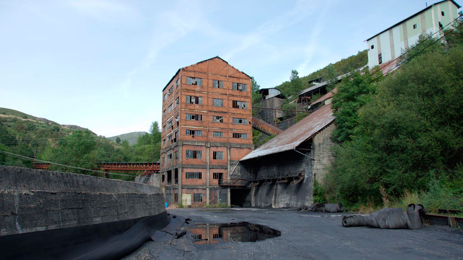 Varias imágenes de la mina de carbón Hermanos Viloria, ubicada en Torre del Bierzo. | OLGA ORALLO Varias imágenes de la mina de carbón Hermanos Viloria, ubicada en Torre del Bierzo. | OLGA ORALLO