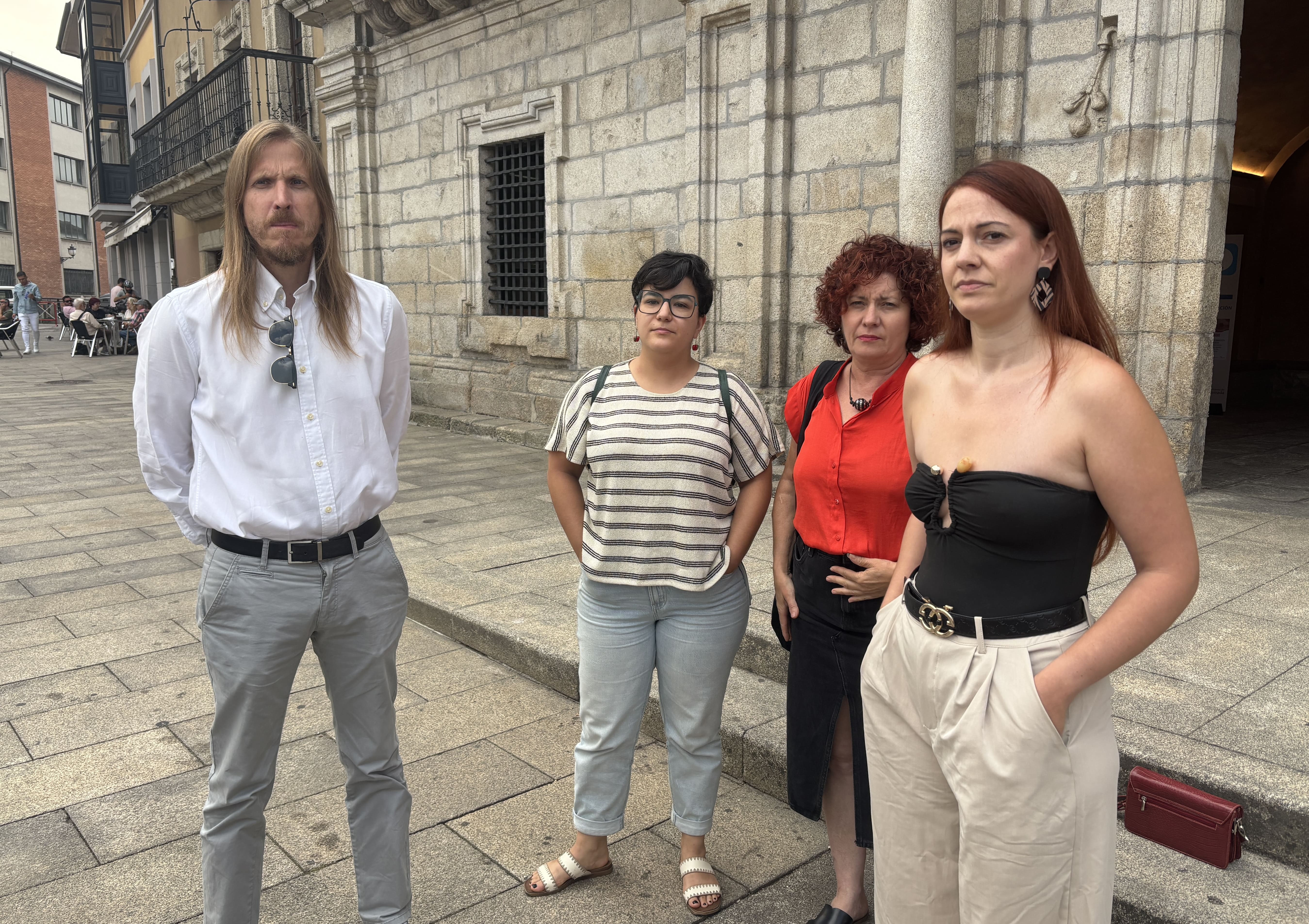 Convocatoria de prensa de Podemos en Ponferrada. | JAVIER FERNÁNDEZ