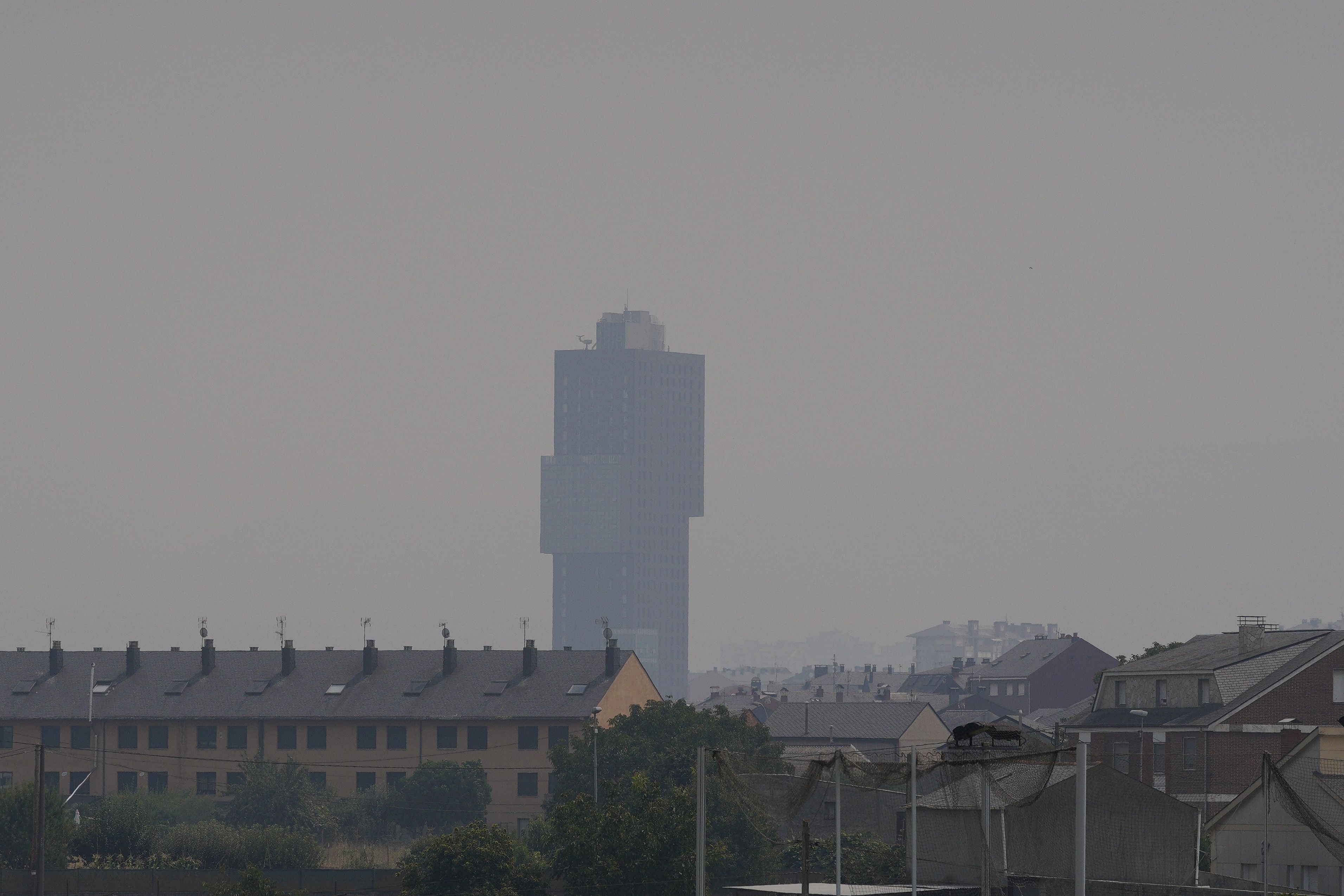 Una nube densa de humo difumina la silueta de la Torre de la Rosaleda. | CÉSAR HORNIJA (ICAL)