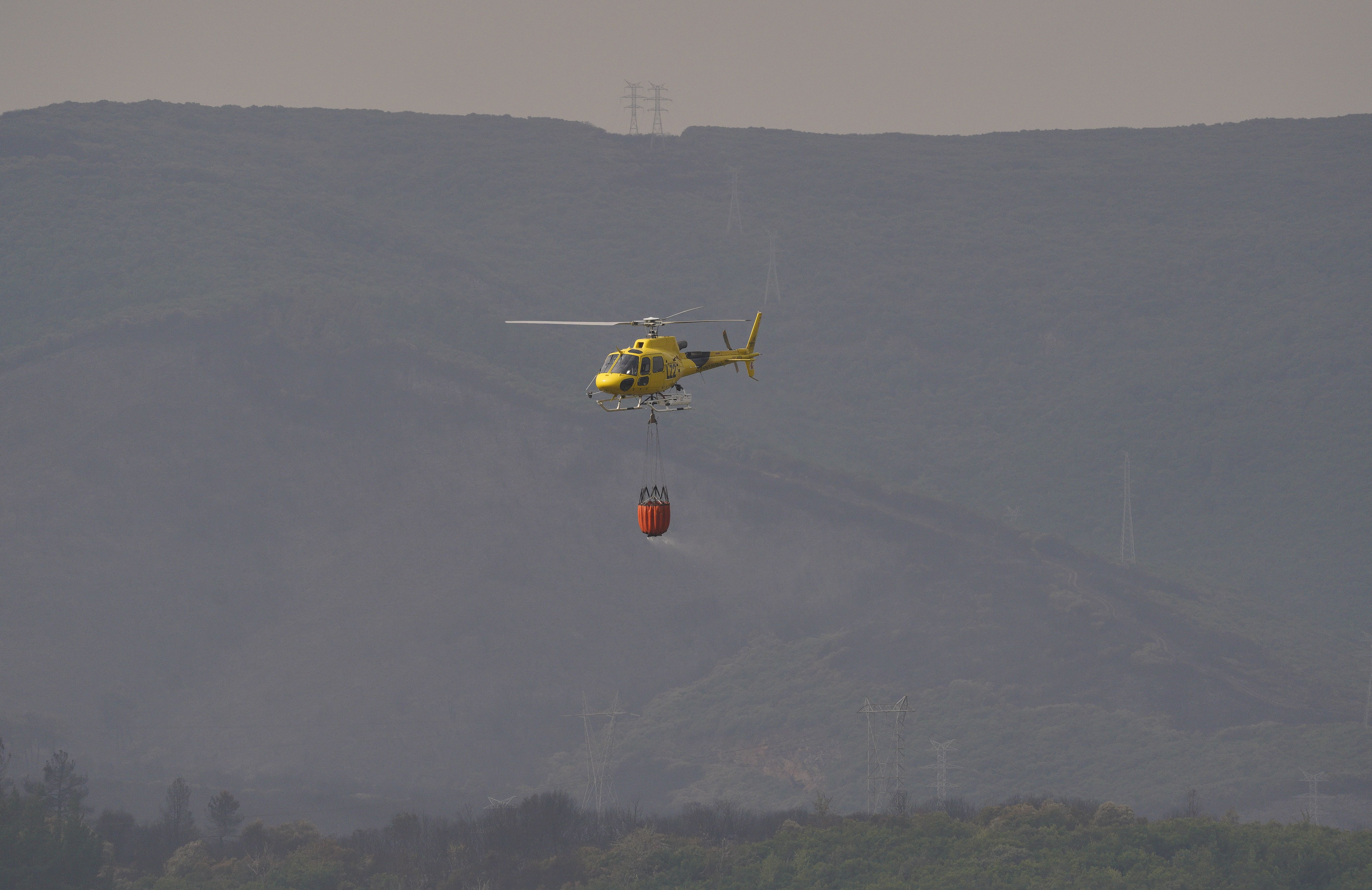 Labores de extinción de un incendio de un helicóptero | CÉSAR HORNIJA (ICAL)