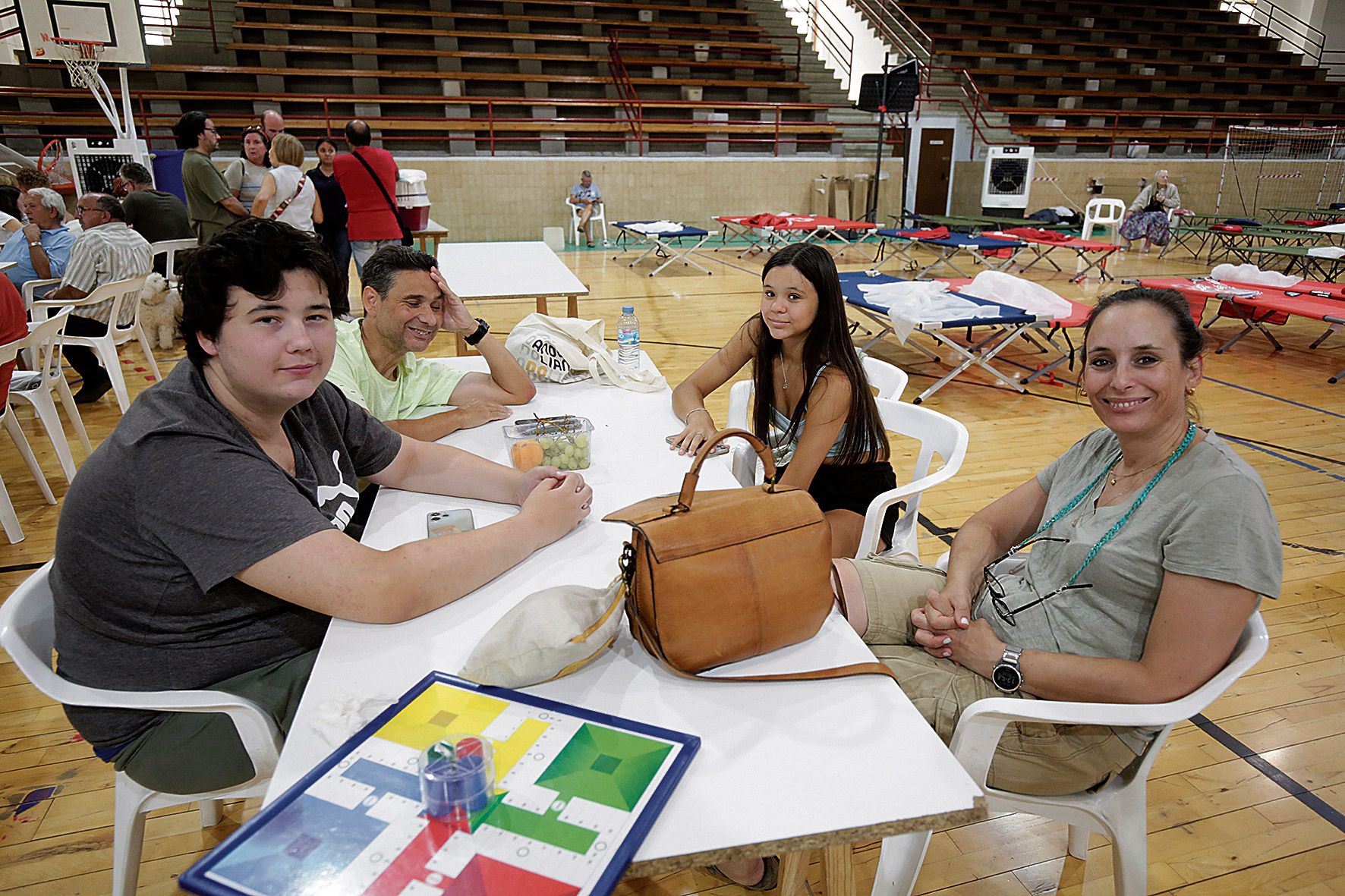 Un grupo de evacuados pasan el tiempo en el pabellón municipal de La Bañeza. | FERNANDO OTERO