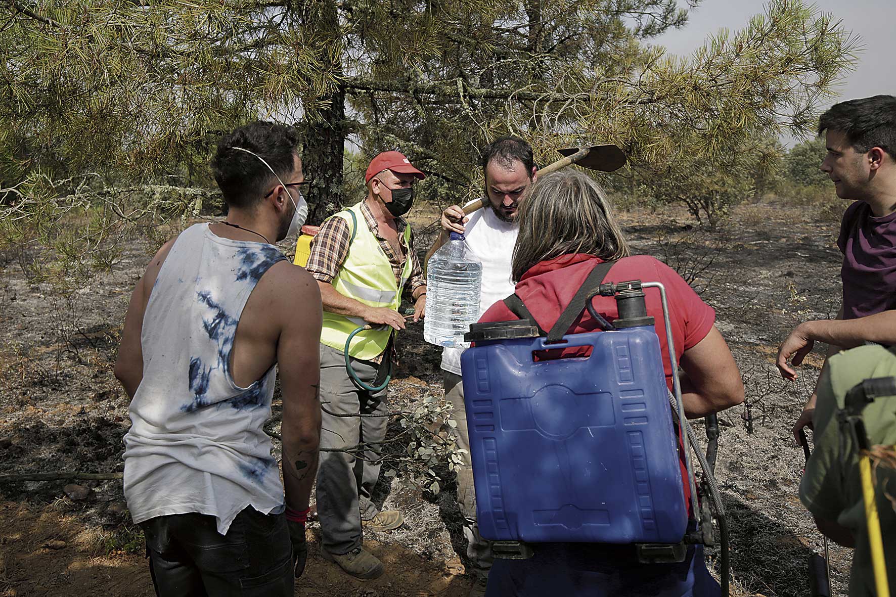 Vecinos de San Esteban de Nogales participando en labores vecinales contra el fuego. | FERNANDO OTERO