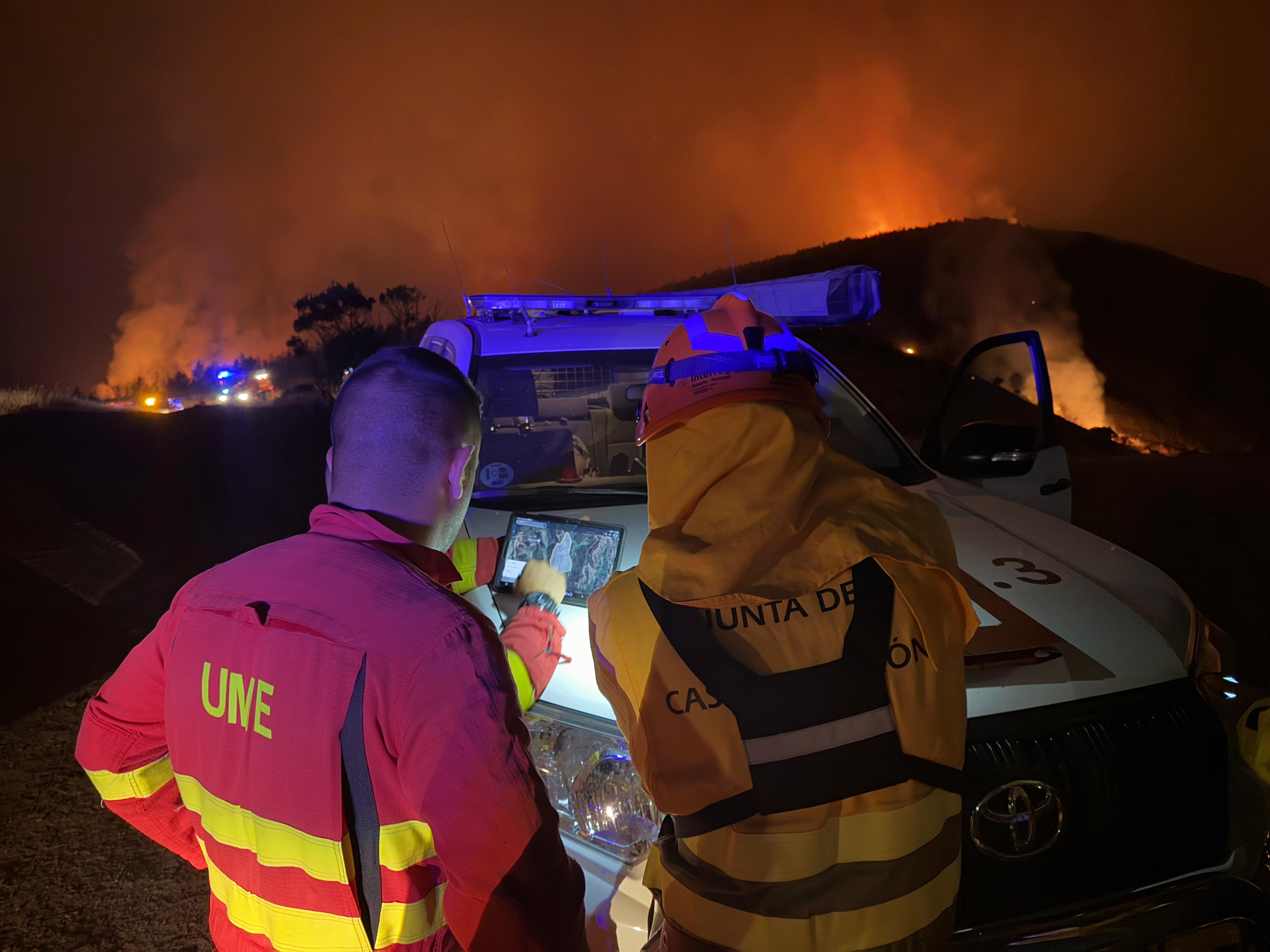 Labores de la UME esta noche en el incendio en Orallo (Villablino). | UME Labores de la UME esta noche en el incendio en Orallo (Villablino). | UME
