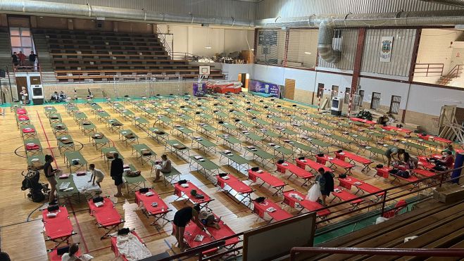 Las personas evacuadas tienen a su disposición cama y comida en el pabellón de La Bañeza.