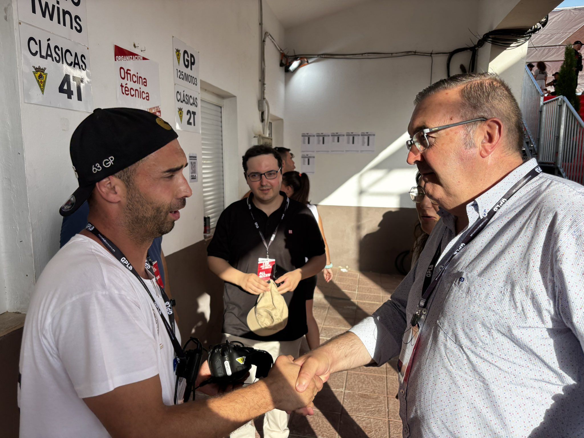 Abel Ramos saluda al vicepresidente de la Diputación, Roberto Aller, durante el Gran Premio de Motociclismo de La Bañeza. | LNC