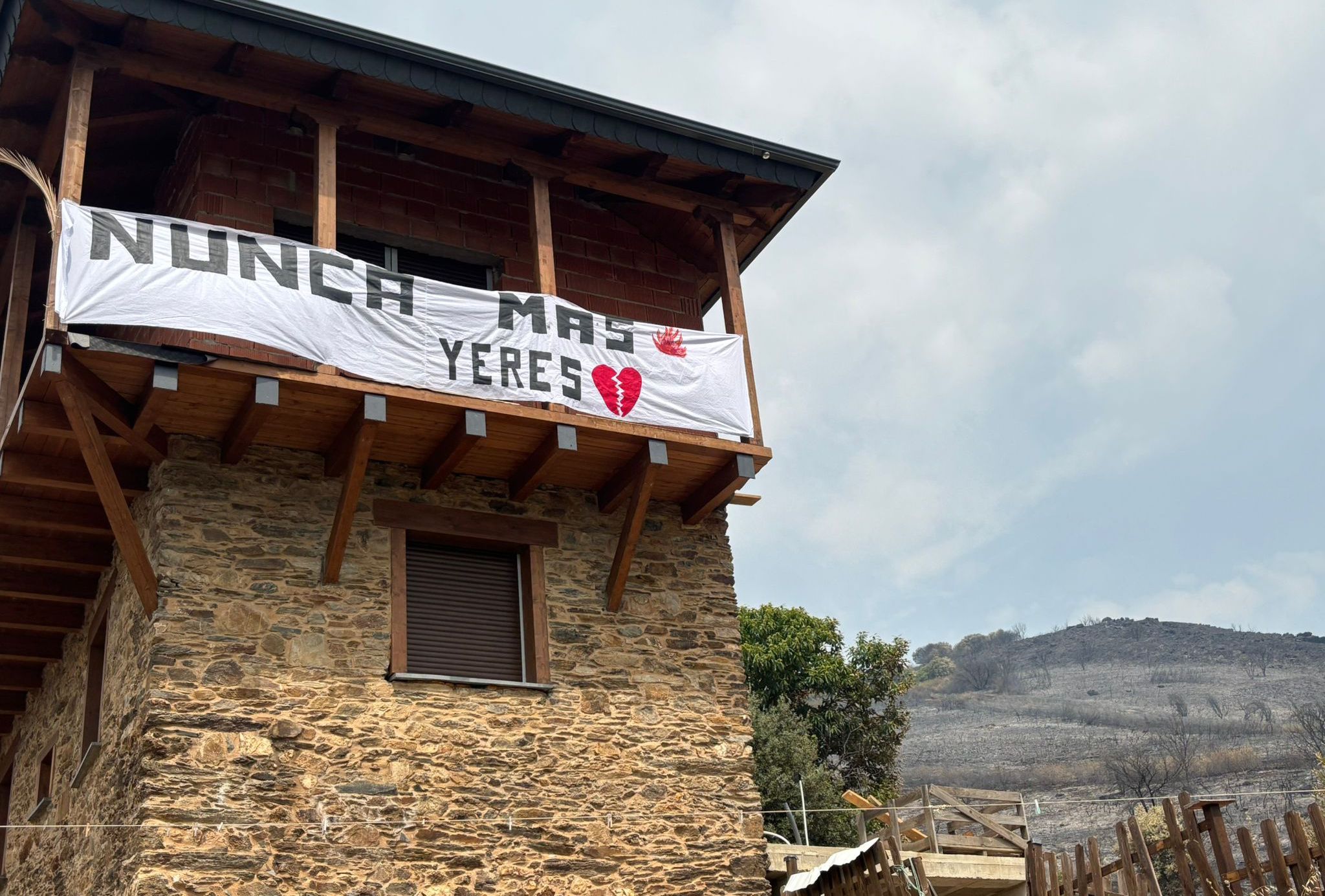 Pancarta contra los incendios en una vivienda de Yeres. | ICAL