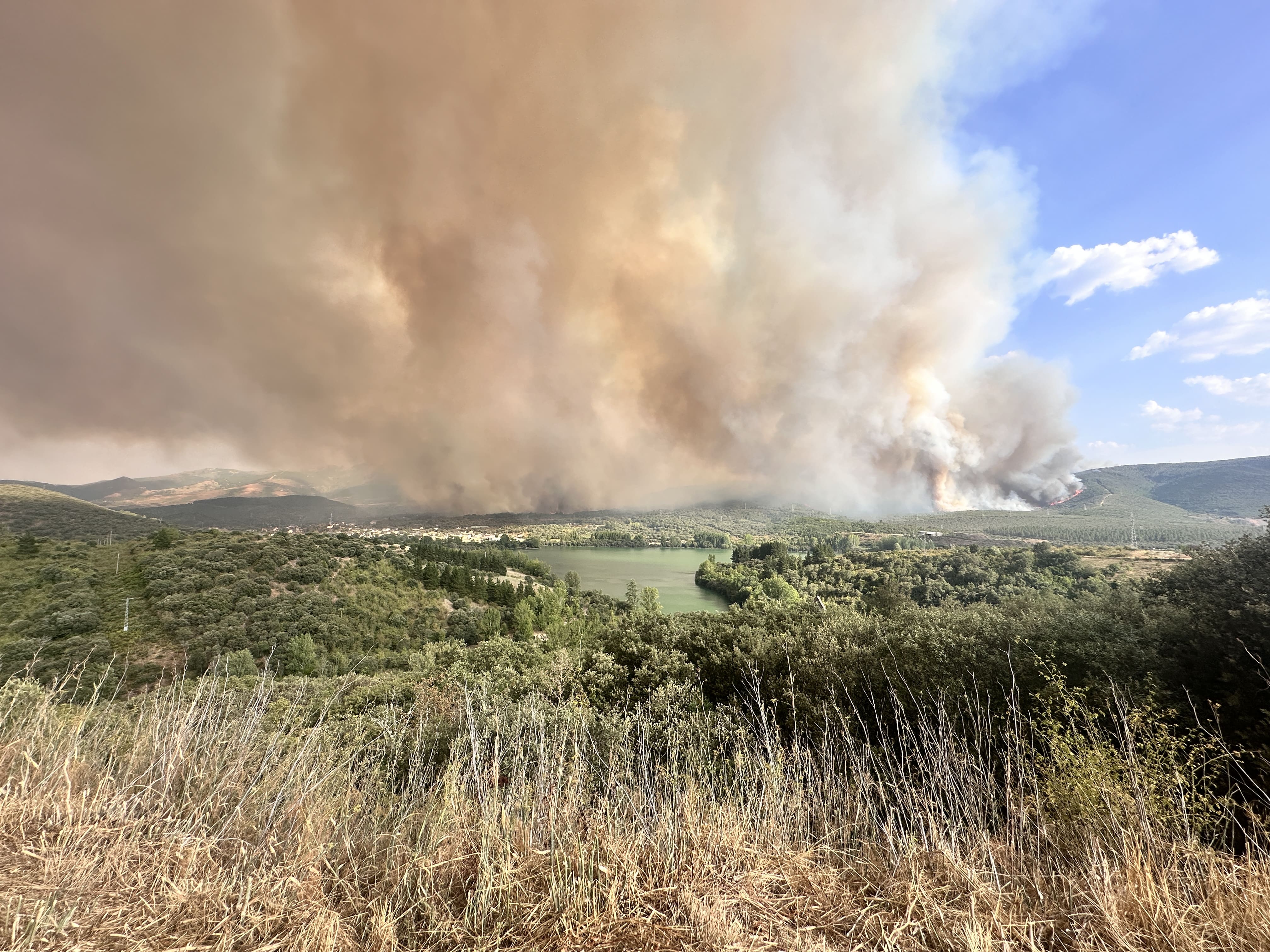 Imagen panorámica del incendio de Las Médulas visto desde Carucedo.