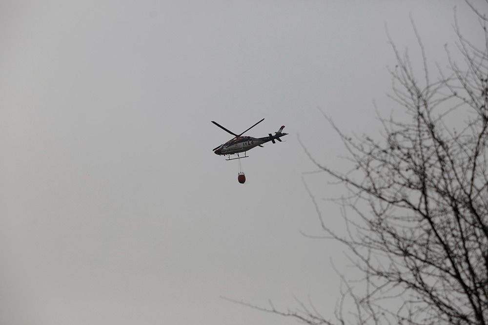Uno de los helicópteros que están sofocando los incendios. | FERNANDO OTERO